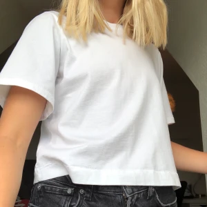 Vit t-shirt - Vit t-shirt från ginatricot, endast använd 2 gånger. Köpare står för frakt.