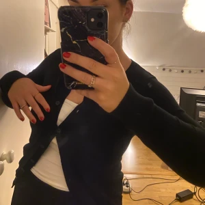 Svart kofta - Säljer min kofta köpt för länge sedan på Cubus!💘 sparsamt använd!