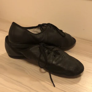 Dansskor i strl 38/ 39 - Väldigt lätta och enkla dansskor som endast är använda ett fåtal gånger:)