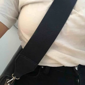  - Väskband med silver spännen från Carin Wester/Åhléns. Funkar till de flesta väskorna. En mörkgrön nyans. Använd endast ett fåtal gånger. 