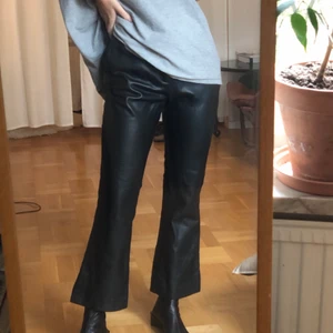 fake läder byxa - fake läderbyxa ifrån twist and tango. Superfina och älskar de, men tyvärr är de för stora för mig. Lite kortade i benen med utsving! aldrig använda heller, lite skrynkliga på bild då de legat nedpackade! nypris runt 1000kr, bud från 300! köpare står för frakt eller mötas upp på södermalm