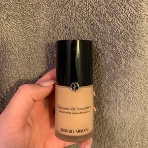 Armani Luminous Silk Foundation - En otroligt fin foundation från Armani, endast använd 2 gånger (ca 4 pump totalt). Färgen matchade min hand men alldeles för ljus för mig i ansiktet.. färgen är nr 5, medium coverage och finishen är luminous. Nypris är 560kr💓 