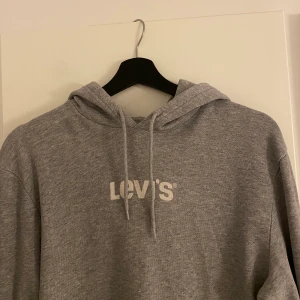 grå levis hoodie - en hoodie som inte används längre, i bra skick 💕 i mansstorlek 