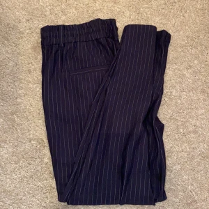 ONLY, mjukis/kostym byxor - Mjuka kostymbyxor. Marinblåa med svaga vita sträck på. Kostymbyxa ficka där bak och även snörade. Köpta för 399kr och dom är aldrig använda endast testade. Storlek M och säljs för 299kr. Om fler är intresserade så vinner högst bud💓 säljer pga för små🥰
