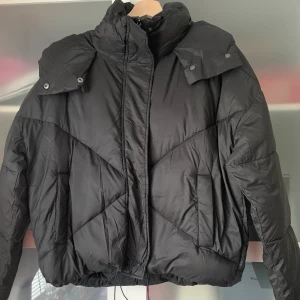 pufferjacka - helt oanvänd pufferjacka från NAKD i strl 36, köpt för nån månad sen och säljer pga ångrar köpet och kan inte lämna tillbaka. jättefin och perfekt nu till vintern!! 💕💕💕 nypris 699kr, säljer för 400 + frakt!!
