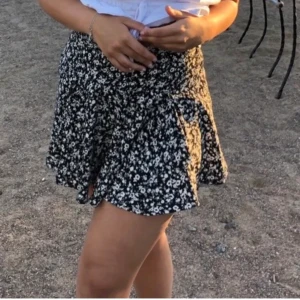Söt byxkjol från Zara i ett blommigt mönster - Säljer denna byxkjol (dvs en kjol med inbyggda shorts under) från Zara! Storlek L men passar även en M. Kjolen är i ett mycket fint skick! Priset som står är exklusive frakt🤍🤍ge gärna egna prisförslag!
