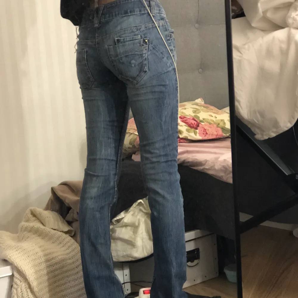 Dessa byxor är lågmidjade och passar inte min stil dom är från början mammas och hon har använt dom ganska mycket, dom är kanske 10-15 år gammla.. Jeans & Byxor.