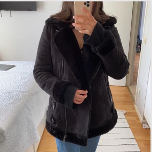 Svart jacka - Jättesnygg och mjuk jacka från stradivarius, köpt i våras knappt använd. högst bud 