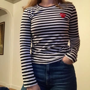 Comme des Garçons tröja - Svartvit-randig långärmad tröja från Commes des Garçons i storlek XS. Väldigt bra skick. Köparen står för frakt!