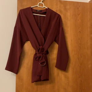 Mörkröd kavaj /kofta  - Fin kvalite nästan oanvänd med bälte i midjan 