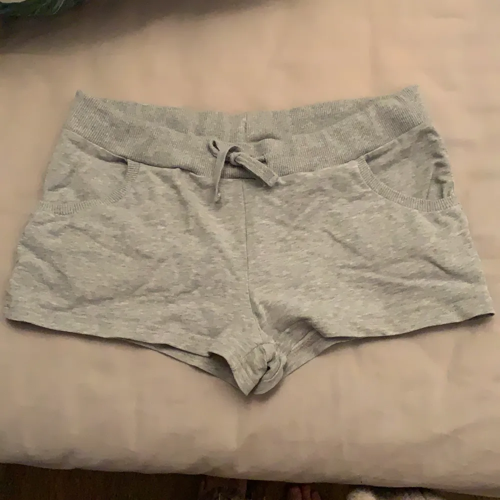 Mjukis shorts storlek 38 använda en gång de är för stora för mig! Bara legat i garderoben i flera år!💕. Shorts.