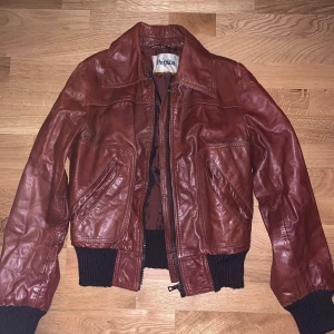Pepita skinnjacka - En brun äkta skinn retrojacka helt utan skador och slitage. Nätt  och liten skulle säga en 34. Eller passa en cl 160-170.