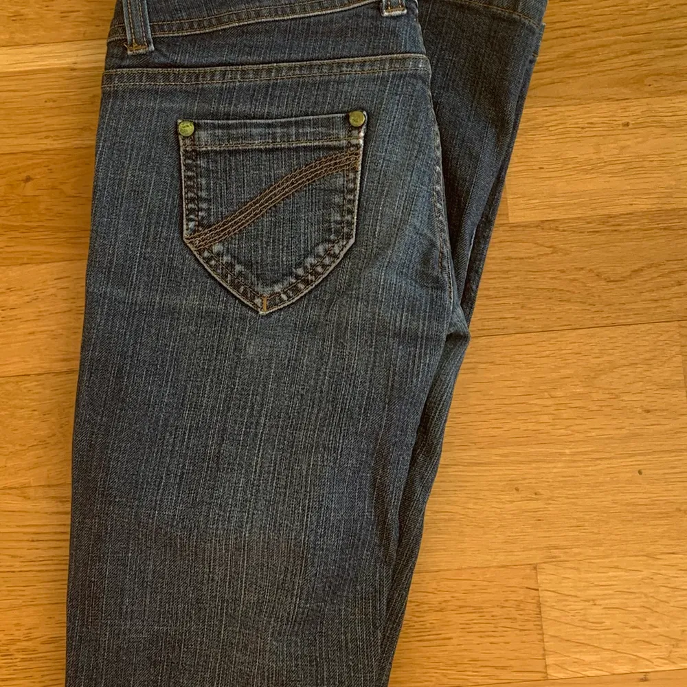 Knappt använda så därför i bra skick! Fin modell med flare längst ned på byxorna. W 26 och längd 33.         Inga byten eller ändring av pris 💕 frakt 55kr 💕. Jeans & Byxor.