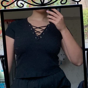 Snörad topp - Superfin svart topp från hm med snörning över bröstet. Jag är typ M så storleken kan vara lite missvisande. Pris 40kr + frakt🌶