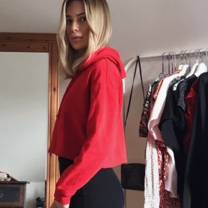 Croppad hoddie - Röd croppad hoddie med luva. Från H&M devided, storlek S.