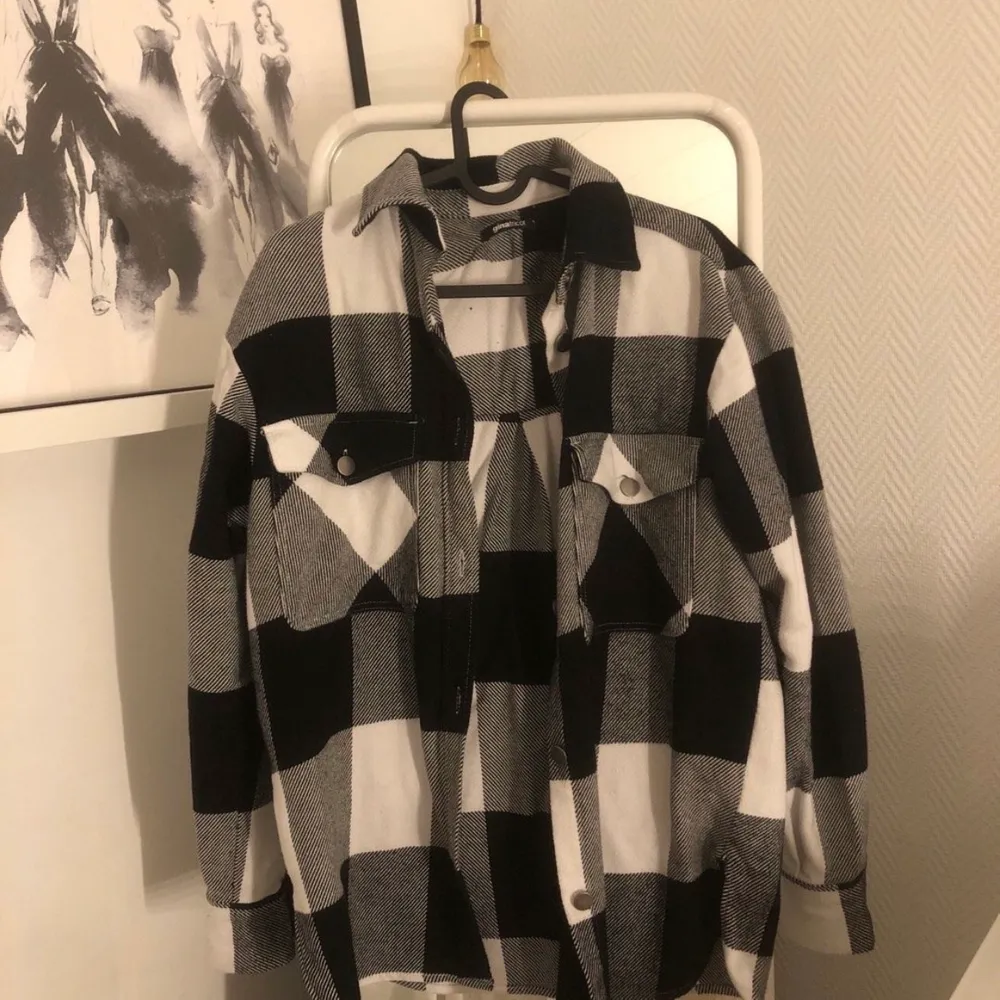 Trycker jacka från Gina tricot, köpt för 399 kr men säljer för 300 kr, köpt för två veckor sedan och använd 2 gånger ❤️storlek xs men ät i oversized modell.. Jackor.