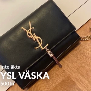 YSL väska  - Jättefin skick. Knappt använd! Inte äkta! Frakt tillkommer❗️