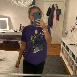 T-shirt  - As cool lila T-shirt med super snyggt tryck. Från spy +. Skriv för fler bilder❤️