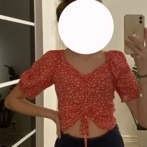 Blommig röd topp - Hej! Säljer denna supergulliga sommartopp från Lindex. Köptes i början av sommaren och använd 3-4 ggr. Toppen skick och priset ligger på 70+frakt🤍