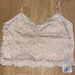 Croptop  - Använd max 2 gånger, köpt utomlands minns inte butik! 