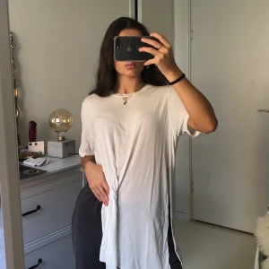 lång tröja med slit - Vit tröja/klänning i det skönaste materialet. Kan användas både ute eller som sovtröja om man vill då den är så skön. Den är i bra skick inte nopprig eller fläckar osv.🤍 