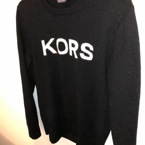 Micheal Kors tröja - Äkta från zalando, köpt här på plick ellet tise är lite osäker men har inte fått någon användning av den tyvärr. Storlek S (passar XS/S) Säljer billigt då den är lite noppig och köpte den även relativt billigt.