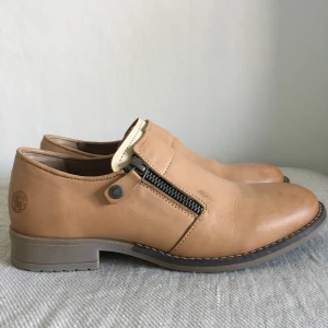 Sneaky Steve, storlek 37 - Skinnsko från Sneaky Steve, storlek 37, använda 1 gång, 300 kr eller högst bud.