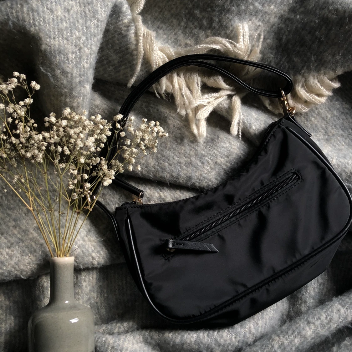 svart axelremsväska