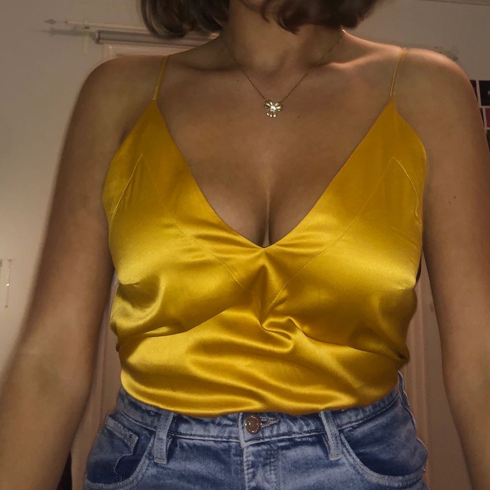 Ett såå snyggt trendigt linne i finaste guldiga/senapsgula färgen! Kommer från svenska märket Stylein, sidenmaterial💗 nypris 1299, använt 2 gånger så nyskick! Säljer då det inte är min stil längre🥰. Toppar.