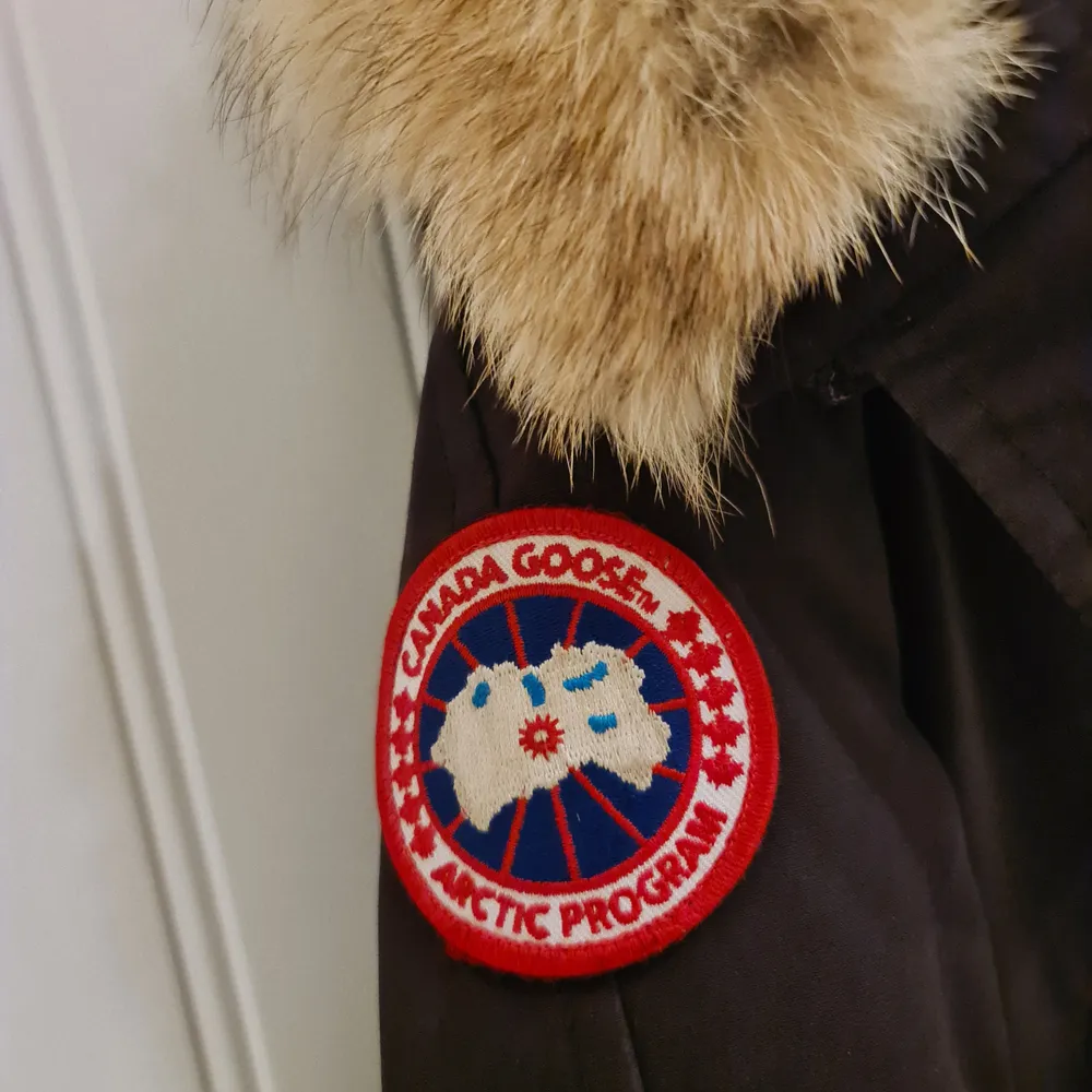 Säljer min Canada Goose jacka i färgen svart. Kort modell. Den är sparsamt använd, lite blekt på färgen vid fickorna men annars är den i väldigt bra skick. Djur- och rökfritt hem! . Jackor.