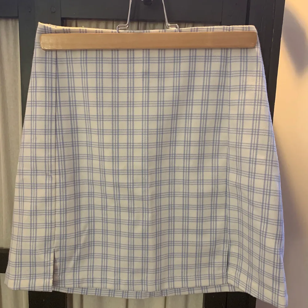 Rutig kjol från Brandy Melville, har provat den några gånger men aldrig använt över en dag eller så. Den är i nyskick! Jag säljer den för att den är för liten för mig, skulle säga att den är i storlek XS-S. Köparen står för frakten.. Kjolar.
