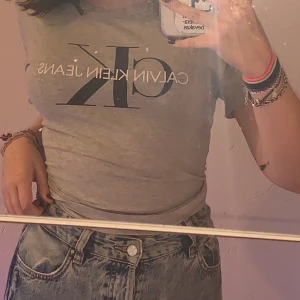 Calvin Klein tröja✨☺️ - Calvin Klein tröja i storlek M texten är lite sprucken men annars toppen skick✨☺️ köparen står för frakten