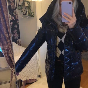 Mörk blå lack jacka - Säljer denna snygga jacka som knappt används. Köptes från hollister. Den är i storlek xs men passar även s. Köptes för 1200❤️