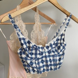 Gullig korsett  - En gullig blå/vit croptop korsett som passar xxs-s, kom med prisförslag 🤍💙 säljs för bästa prisförslaget! Just nu: 200kr