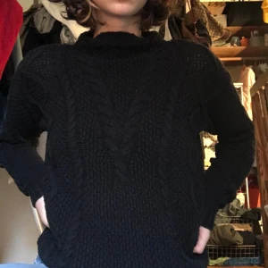 Stickad tröja! - Jätteskön stickad tröja!! Den är supervarm och sitter bra! Har inte använt den på länge så säljer den!