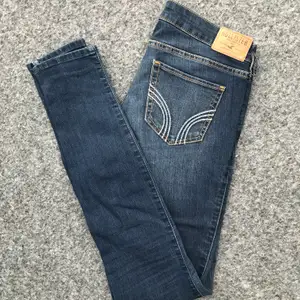 Snygga, oanvända jeans från Hollister. Super skinny modell med låg midja.