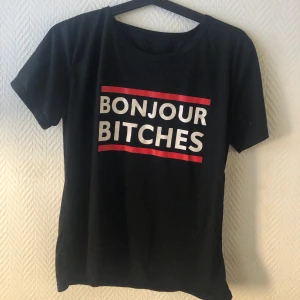 Tshirt från Madlady -  En t-shirt köpt från madlady och lappen finns i kvar men skulle säga storlek  S/M,hör av er vid fler bilder eller vid intresse🥰❤️