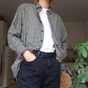 Rutig skjorta i blå o gul - Möts helst upp i Stockholm men kan frakta också🔆🔷🔆 frakt ingår ej i priset🔷🔆🔷