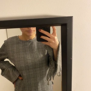 Randig tröja - Tröja med detaljer vid händerna. Passar S och M