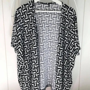 Kimmono, storlek S - Kimmono från Rut & Circle. Jätteskön kvalitet! Knappt använd.