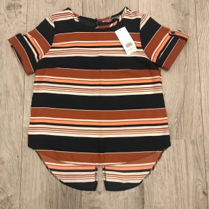 Helt ny blus med lappar kvar! - Helt ny blus. Lapp kvar! Längre där bak med en snygg cut. Storlek 34