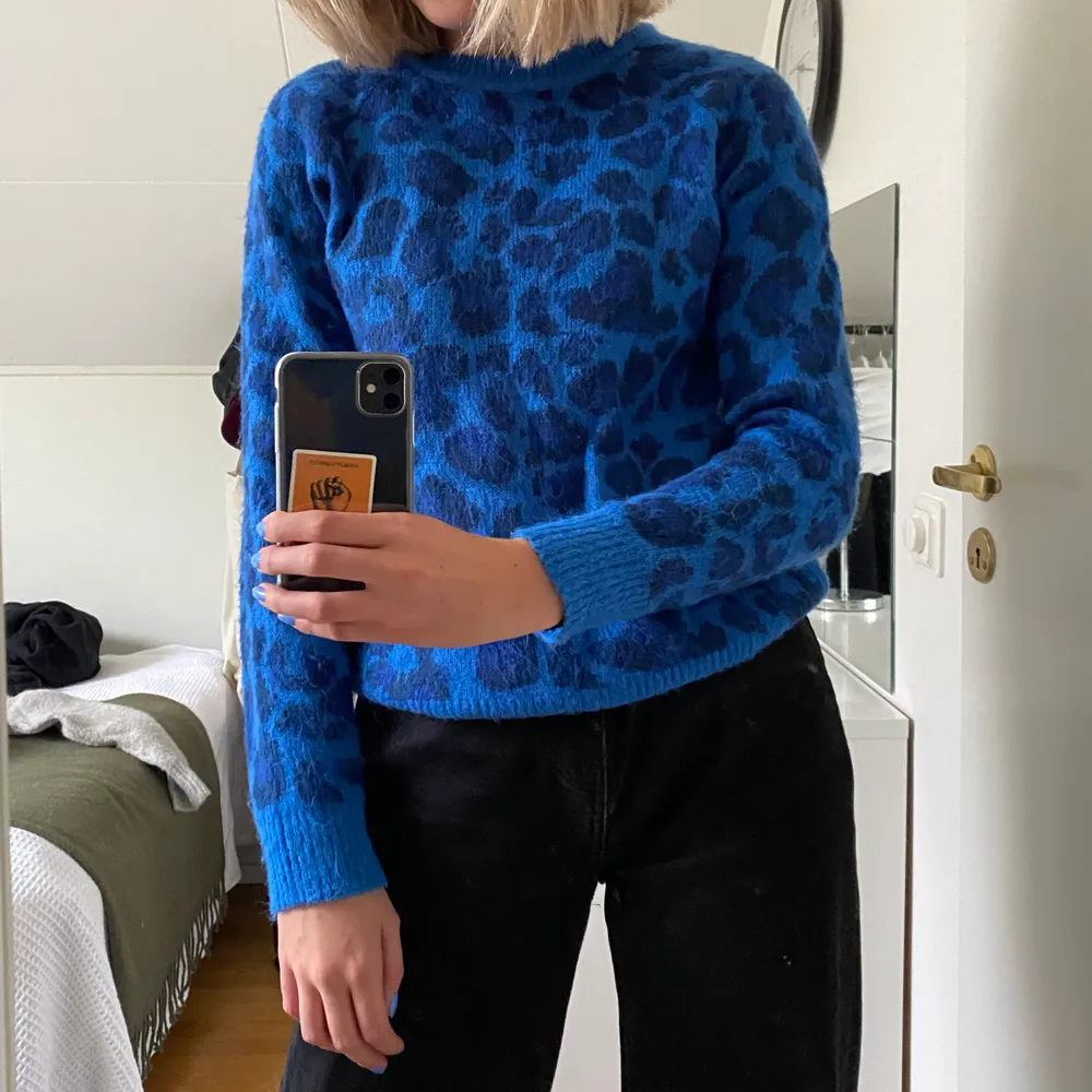 Super härlig blå stickad tröja! Köpte den i Danmark på Pices för något år sedan. Knappt använd och i nyskick💕😊. Tröjor & Koftor.