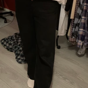 Black Yoko Monki jeans - Säljer nu min pojkväns nya unisex Monki jeans i strl 29 då de inte passar som han vill, endast prövade och vill helst bli av med dem så fort som möjligt:) originalpris 400kr vårat pris 350kr+GRATIS FRAKT. Pris kan diskuteras vid smidig affär:) TVÅ FÖRSTA BILDERNA ÄR NÄR MIN KILLE HAR PÅ DEM, SISTA BILDEN ÄR NÄR JAG HAR PÅ DEM. Skriv om ni vill se fler bilder på dem!