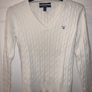 Vit Gant Tröja  - En vit Gant tröja som inte används längre. Tröjan är i bra skick! 