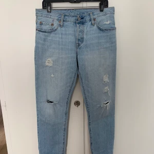 Levi’s 501 - Knappt använda, ljusblåa Levi’s 501 Storlek w28L32 