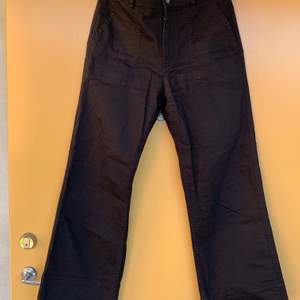 Svarta jeans från Carin Wester i strl 38. Jeansen är trekvartslånga på mig som är 177 cm. Frakten står köparen för.