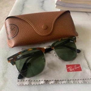 Solglasögon Rayban  - Säljer äkta Rayban solglasögon i modellen: Rayban rb3016 clubmaster 1159/4E. Köpta i en Rayban butik i Miami, enbart använda vid ett fåtal tillfällen. Säljes pga används ej.   Säljer för 850kr eller bud med rätt att neka. 