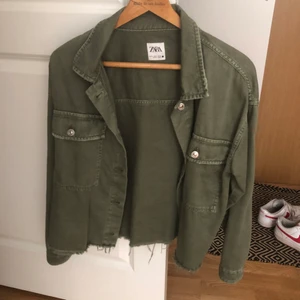 Grön jacka från Zara - Använd ett fåtal gånger. Stolek: S