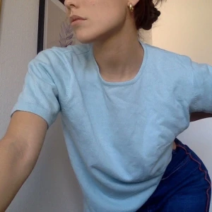 Babyblue stickad tröja - gratis frakt! - Finstickad ljusblå tröja med korta ärmar! GRATIS FRAKT!