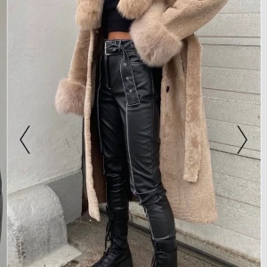 Skin byxor från NAKD - Säljer dessa as balla byxor från NAKD. Skinnbyxor med vita sömmar. Följer med ett skärp som man ser på första bilden, första bilden är från NAKD hemsida. Aldrig använda bara testade hemma